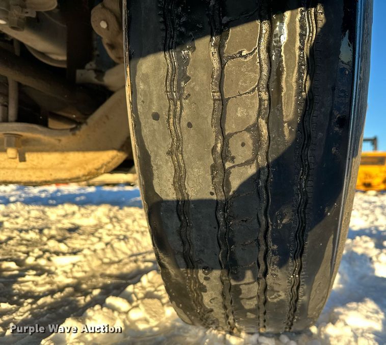 image for item ER5059 2000 Freightliner CC Conventional flatbed truck