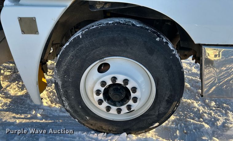 image for item ER5059 2000 Freightliner CC Conventional flatbed truck