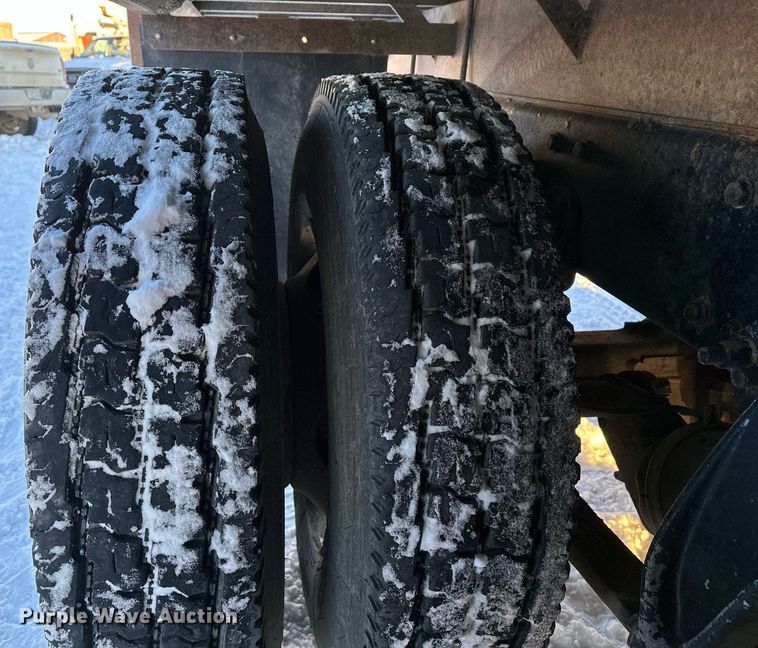 image for item ER5059 2000 Freightliner CC Conventional flatbed truck