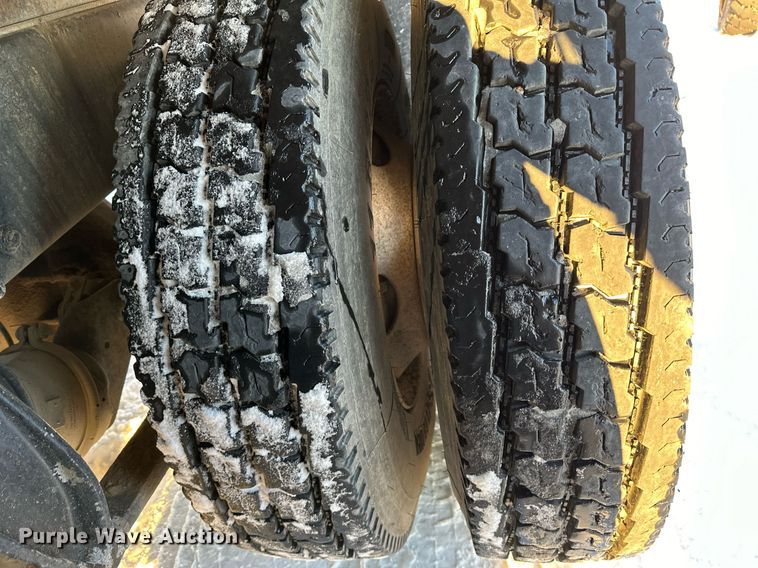 image for item ER5059 2000 Freightliner CC Conventional flatbed truck