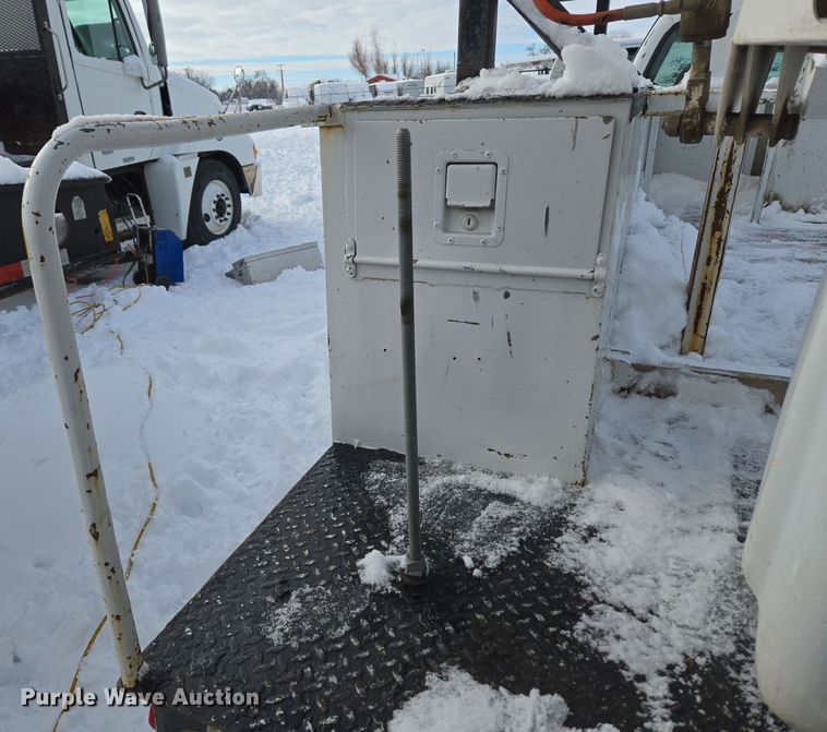 image for item ER5060 1999 Ford F450 Super Duty bucket truck