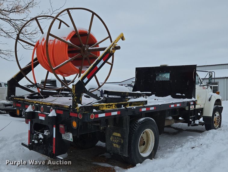 image for item ER5062 1998 Ford F-800 flatbed truck