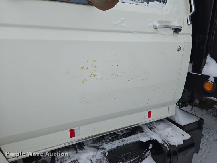 image for item ER5062 1998 Ford F-800 flatbed truck
