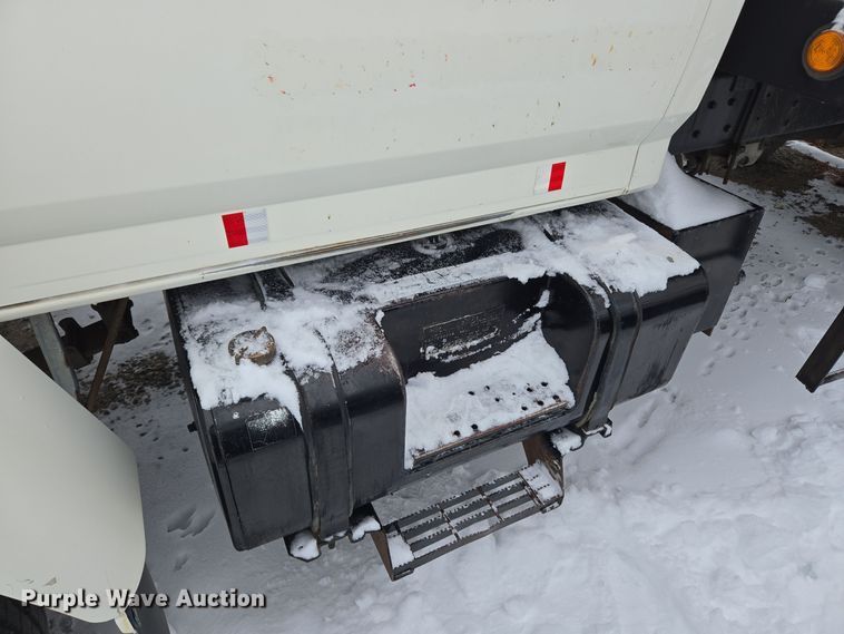 image for item ER5062 1998 Ford F-800 flatbed truck