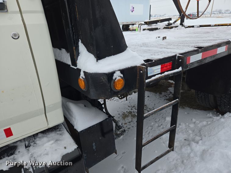 image for item ER5062 1998 Ford F-800 flatbed truck