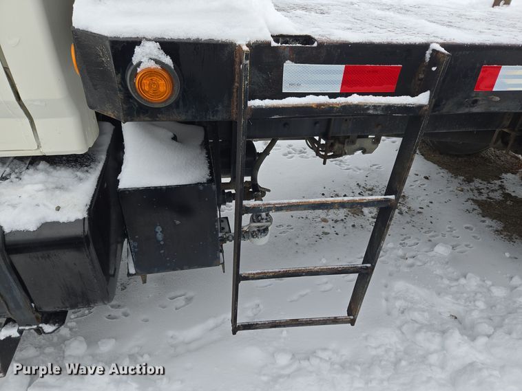 image for item ER5062 1998 Ford F-800 flatbed truck