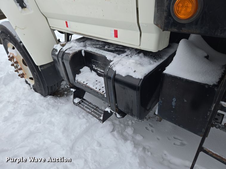 image for item ER5062 1998 Ford F-800 flatbed truck