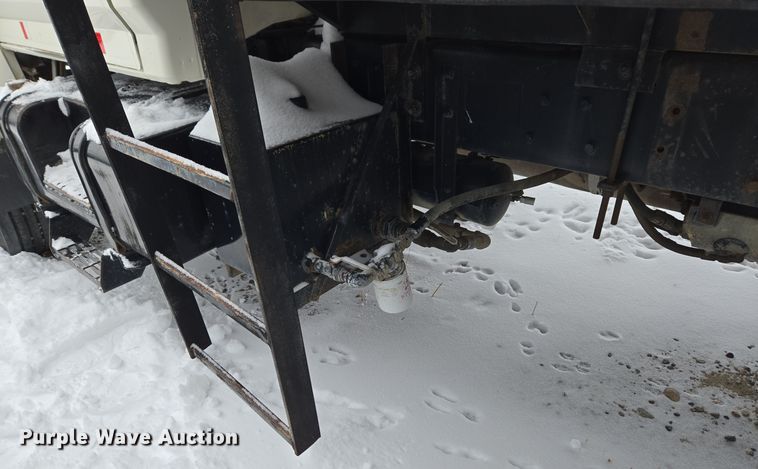 image for item ER5062 1998 Ford F-800 flatbed truck