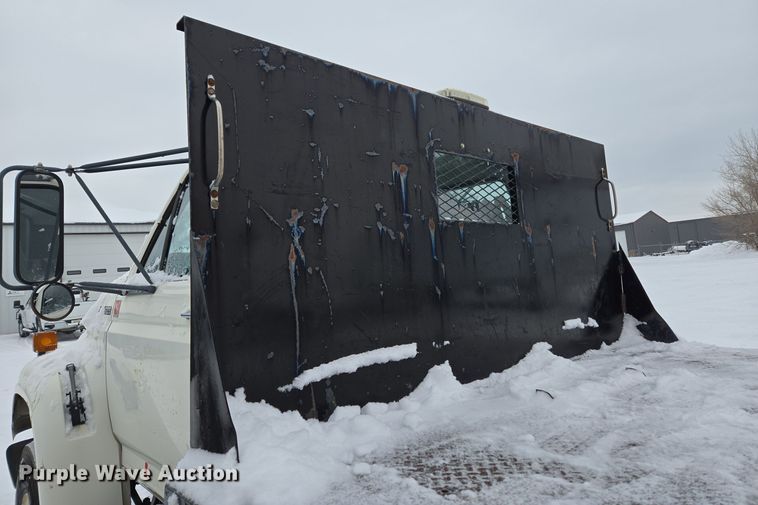 image for item ER5062 1998 Ford F-800 flatbed truck