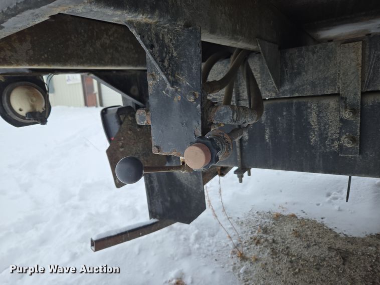 image for item ER5062 1998 Ford F-800 flatbed truck