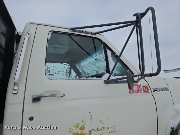 image for item ER5062 1998 Ford F-800 flatbed truck