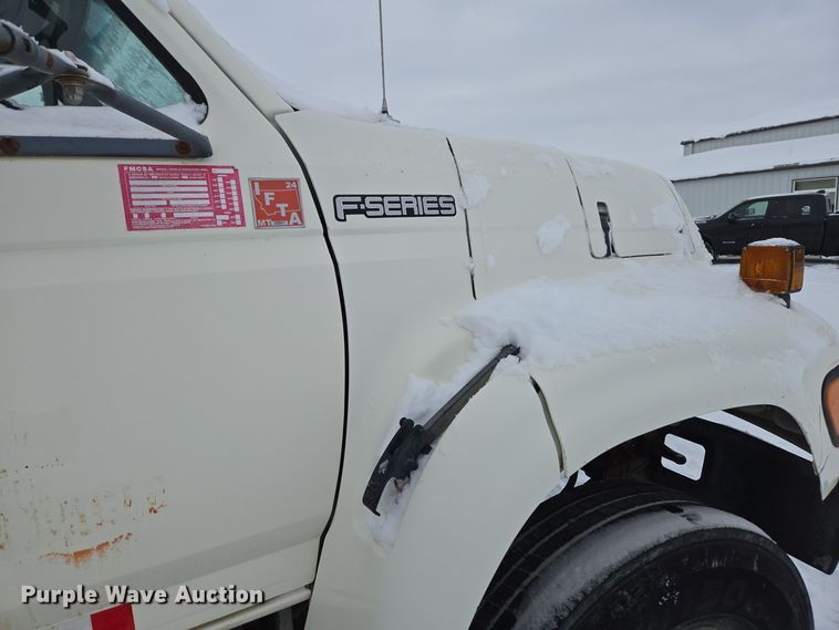 image for item ER5062 1998 Ford F-800 flatbed truck