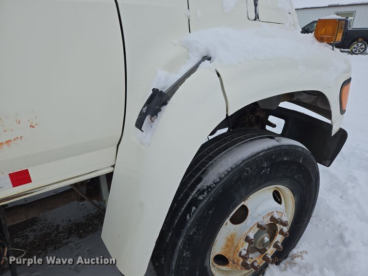 image for item ER5062 1998 Ford F-800 flatbed truck