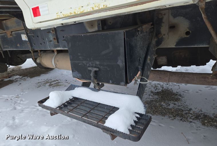 image for item ER5062 1998 Ford F-800 flatbed truck