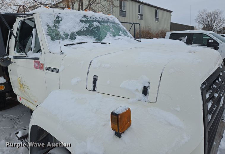 image for item ER5062 1998 Ford F-800 flatbed truck