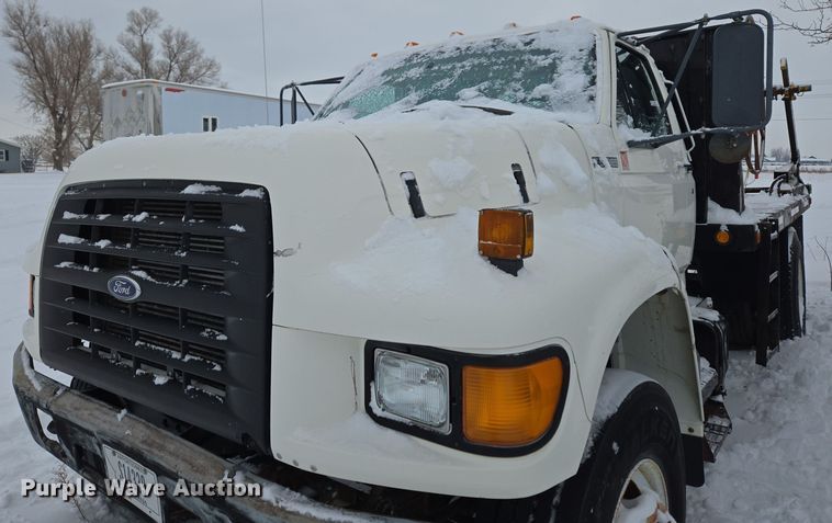 image for item ER5062 1998 Ford F-800 flatbed truck