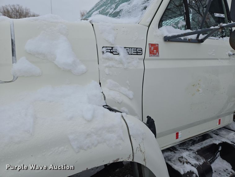 image for item ER5062 1998 Ford F-800 flatbed truck