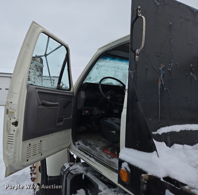 image for item ER5062 1998 Ford F-800 flatbed truck