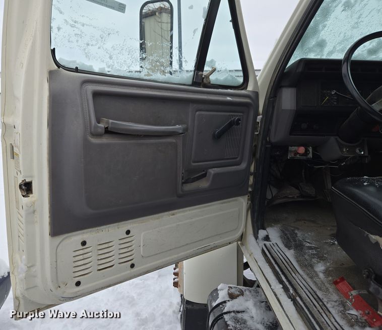 image for item ER5062 1998 Ford F-800 flatbed truck