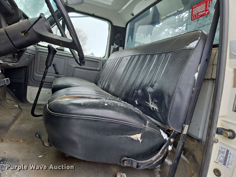 image for item ER5062 1998 Ford F-800 flatbed truck