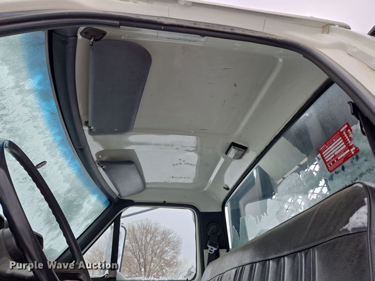 image for item ER5062 1998 Ford F-800 flatbed truck