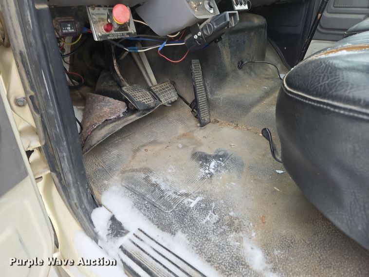 image for item ER5062 1998 Ford F-800 flatbed truck