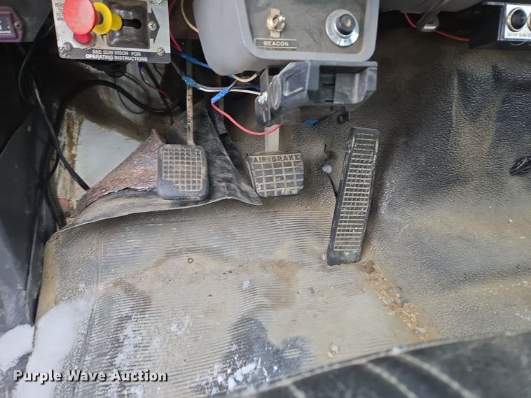 image for item ER5062 1998 Ford F-800 flatbed truck