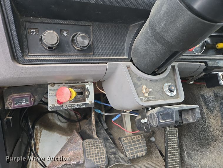 image for item ER5062 1998 Ford F-800 flatbed truck