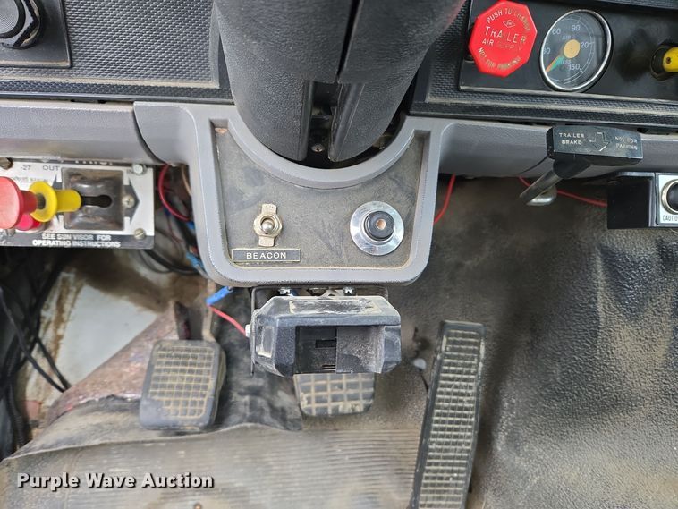 image for item ER5062 1998 Ford F-800 flatbed truck