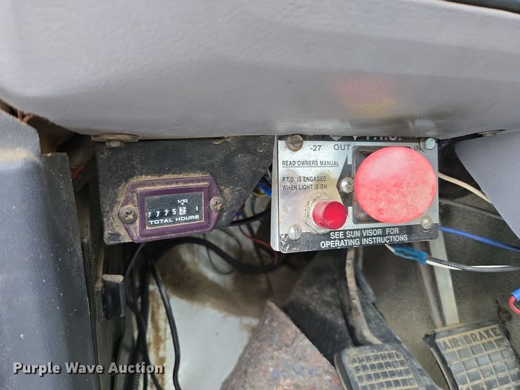 image for item ER5062 1998 Ford F-800 flatbed truck