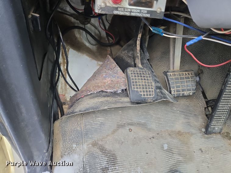 image for item ER5062 1998 Ford F-800 flatbed truck