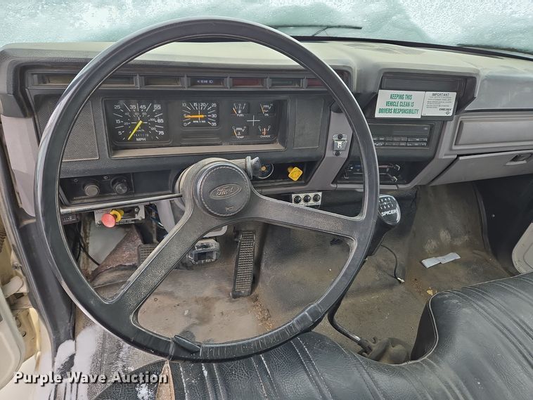 image for item ER5062 1998 Ford F-800 flatbed truck