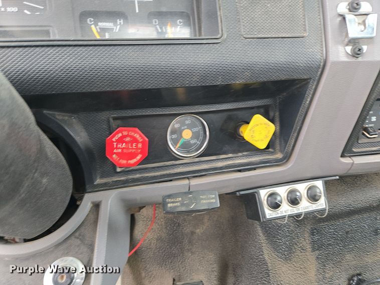 image for item ER5062 1998 Ford F-800 flatbed truck