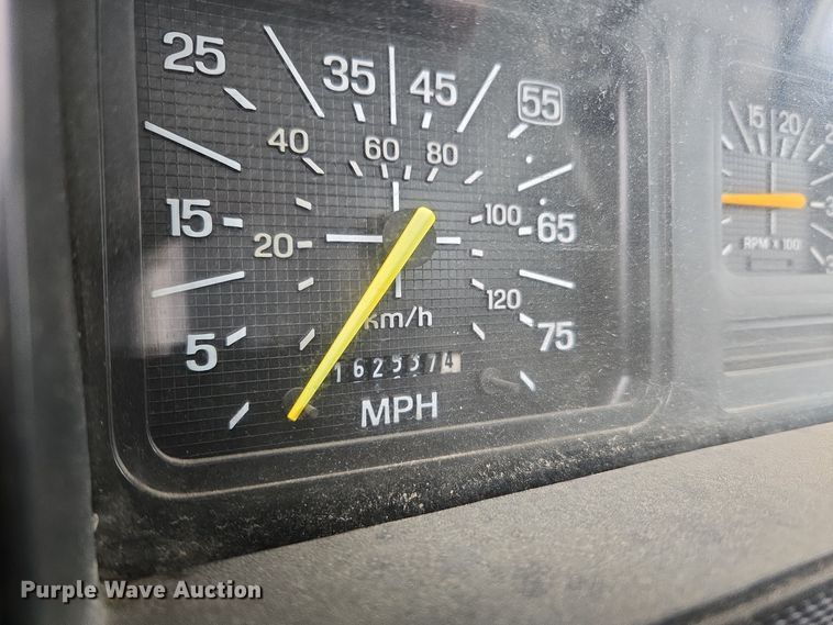 image for item ER5062 1998 Ford F-800 flatbed truck