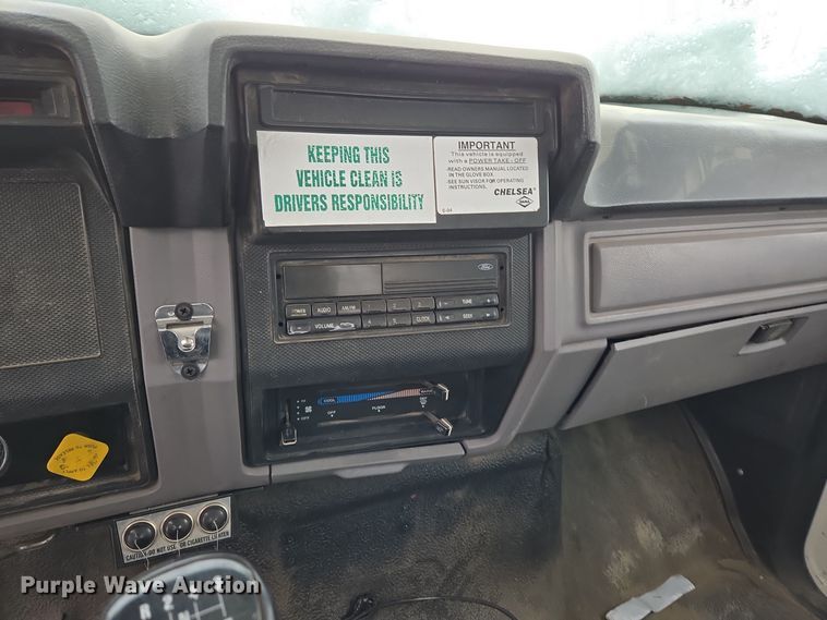 image for item ER5062 1998 Ford F-800 flatbed truck