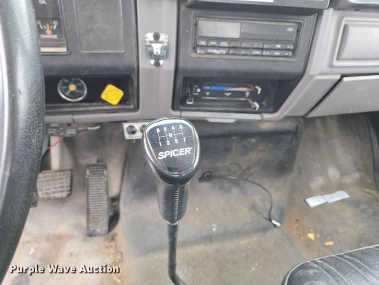 image for item ER5062 1998 Ford F-800 flatbed truck