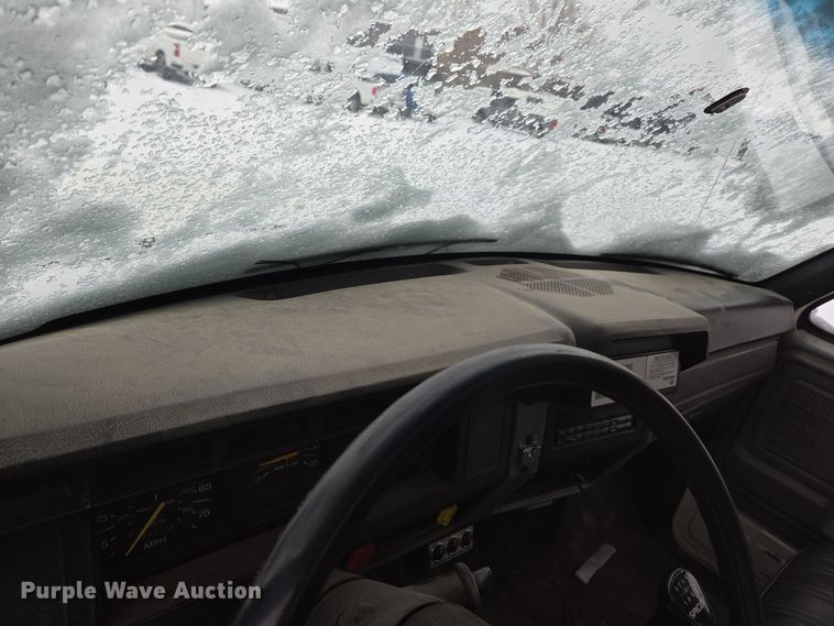 image for item ER5062 1998 Ford F-800 flatbed truck