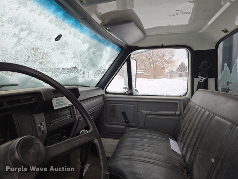 image for item ER5062 1998 Ford F-800 flatbed truck