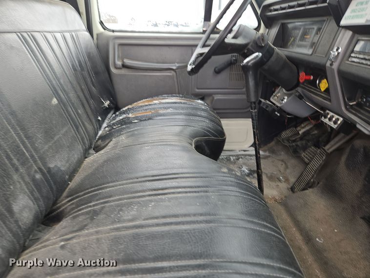 image for item ER5062 1998 Ford F-800 flatbed truck