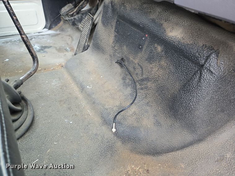 image for item ER5062 1998 Ford F-800 flatbed truck