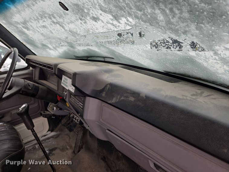 image for item ER5062 1998 Ford F-800 flatbed truck