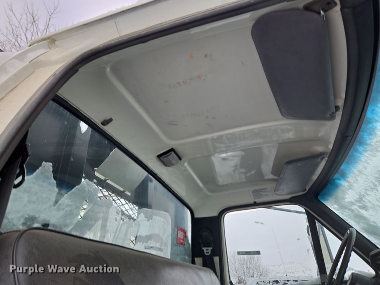 image for item ER5062 1998 Ford F-800 flatbed truck