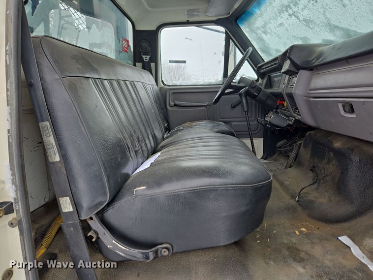 image for item ER5062 1998 Ford F-800 flatbed truck