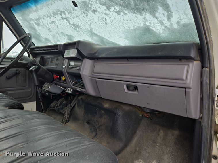 image for item ER5062 1998 Ford F-800 flatbed truck