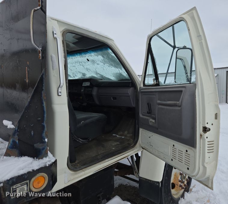 image for item ER5062 1998 Ford F-800 flatbed truck