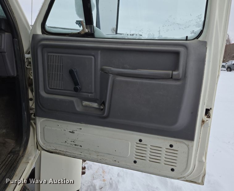 image for item ER5062 1998 Ford F-800 flatbed truck