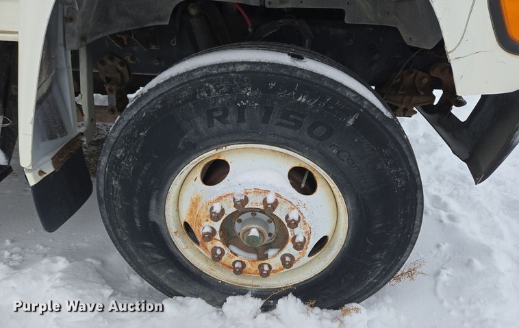 image for item ER5062 1998 Ford F-800 flatbed truck