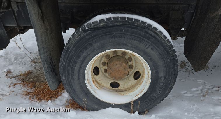 image for item ER5062 1998 Ford F-800 flatbed truck