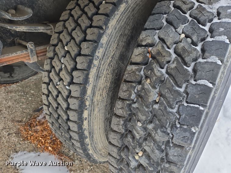 image for item ER5062 1998 Ford F-800 flatbed truck