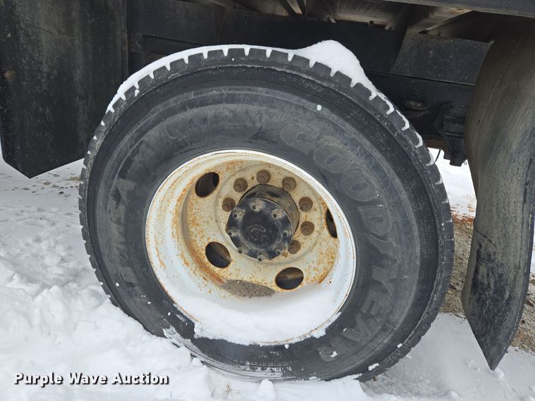 image for item ER5062 1998 Ford F-800 flatbed truck